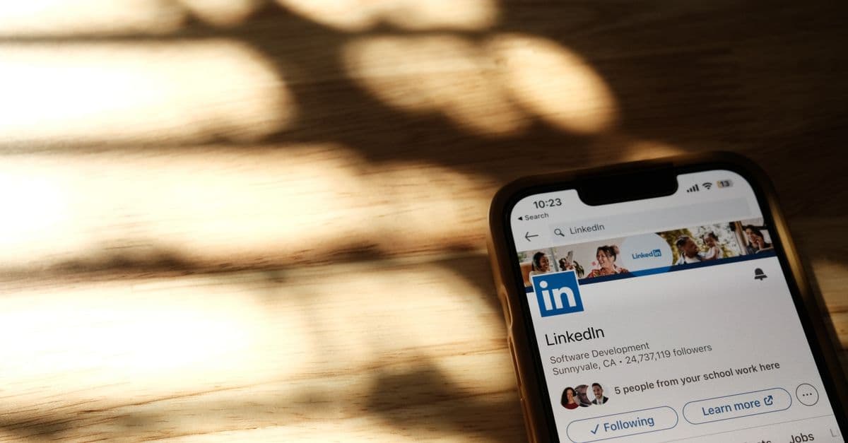 Cách tối ưu CV cho LinkedIn Easy Apply — Hồ sơ nộp qua LinkedIn cần khác gì so với nộp trực tiếp?