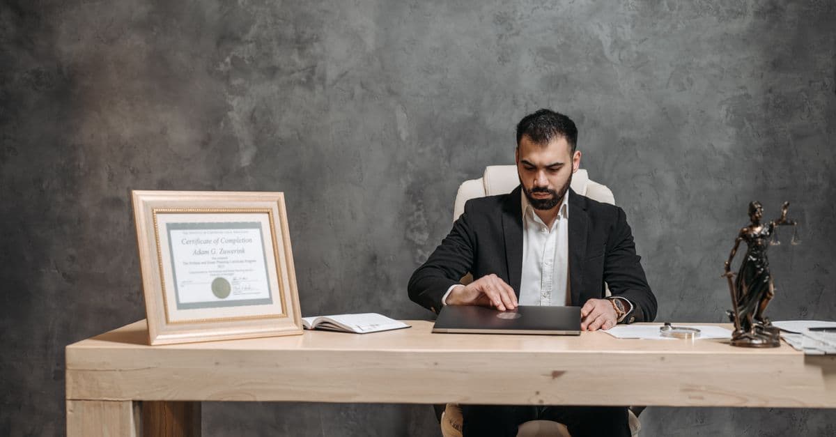 Cách viết CV ngành luật — Luật sư và chuyên viên pháp lý cần trình bày năng lực thế nào?
