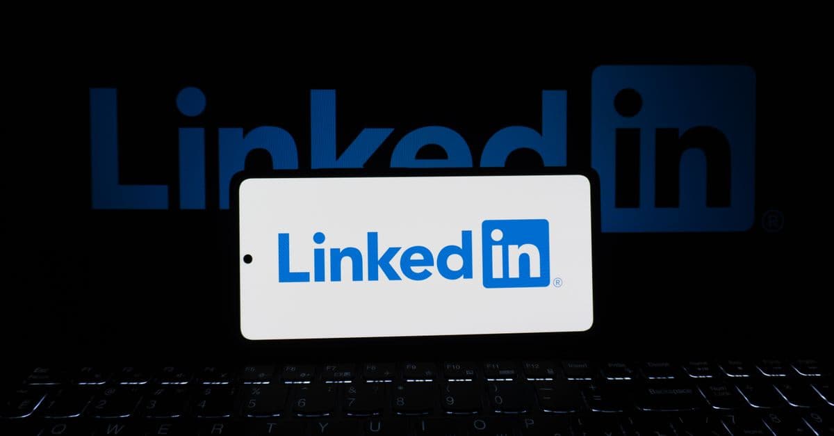 Cách viết LinkedIn headline thu hút recruiter quốc tế — Một dòng định vị toàn bộ career của bạn