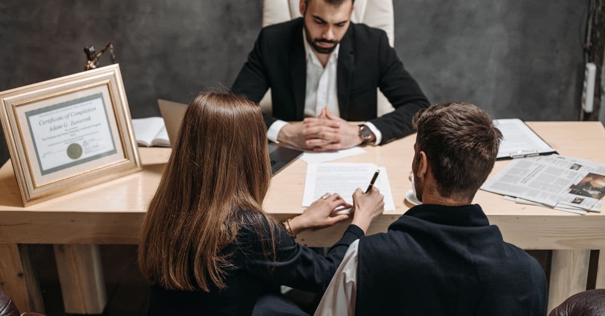 Mẫu CV cho vị trí legal counsel — Cố vấn pháp lý nội bộ cần layout chuyên nghiệp như thế nào?